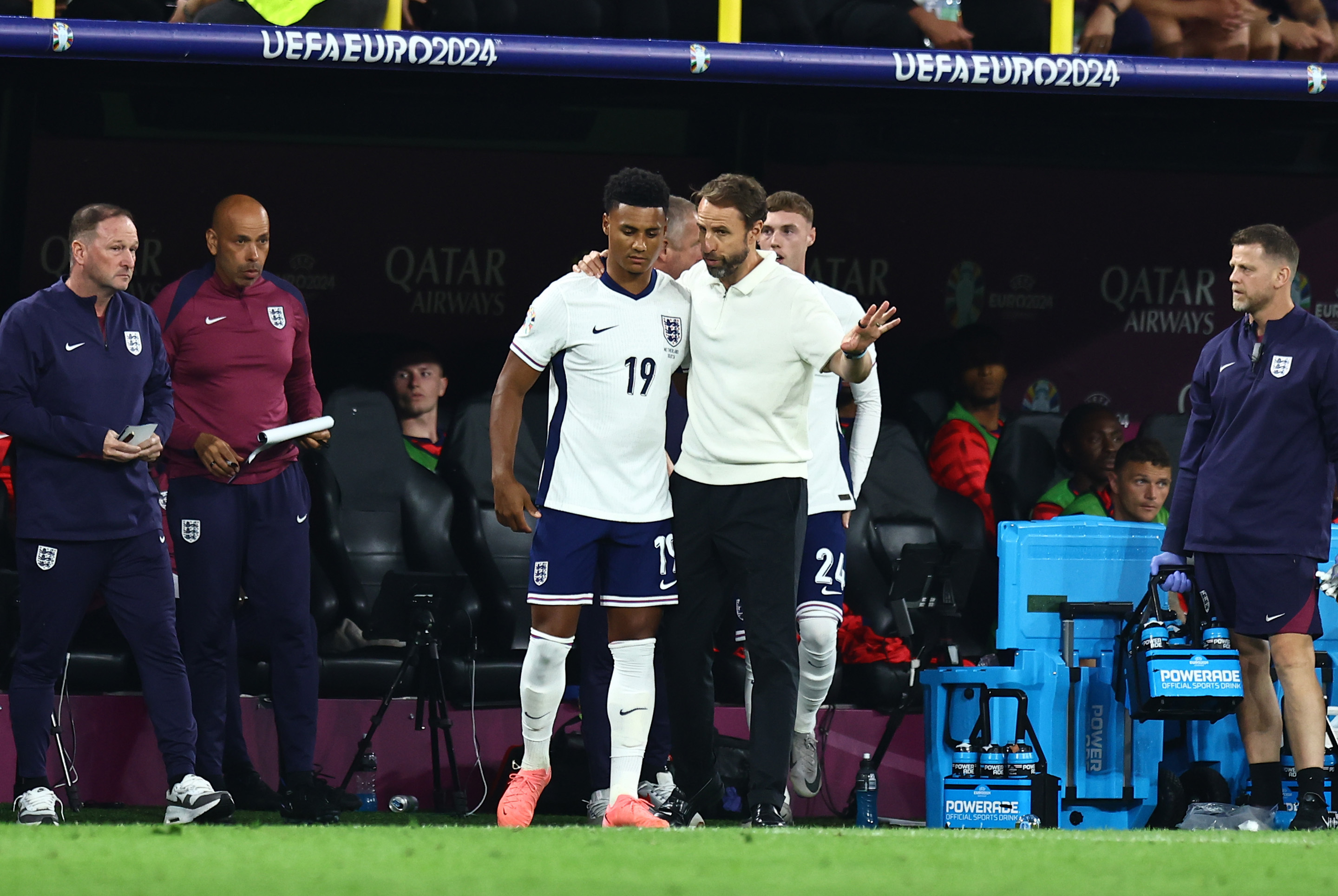 爱游戏包含窗口期纽卡斯尔篮板制胜——欧联节点到来，引发热议，年轻球员得到机会的词条